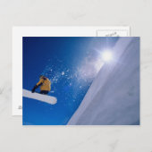 Mann, der mit einem Snowboard durch die Luft flieg Postkarte (Vorne/Hinten)