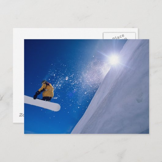 Mann, der mit einem Snowboard durch die Luft flieg Postkarte (Vorne/Hinten)