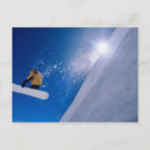 Mann, der mit einem Snowboard durch die Luft flieg Postkarte (Vorderseite)