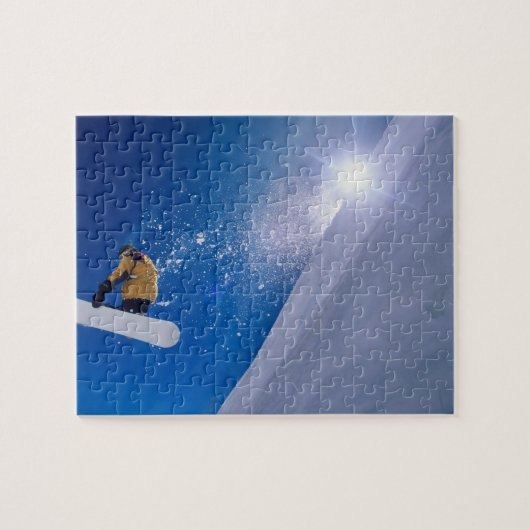 Mann, der mit einem Snowboard durch die Luft flieg Puzzle (Horizontal)