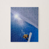 Mann, der mit einem Snowboard durch die Luft flieg Puzzle (Vertikal)