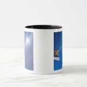 Mann, der mit einem Snowboard durch die Luft flieg Tasse (Zentrum)