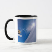 Mann, der mit einem Snowboard durch die Luft flieg Tasse (Links)