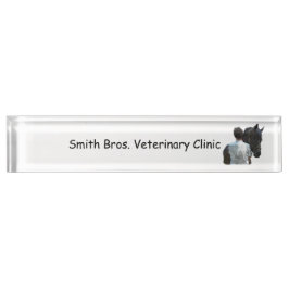 Mann, der Pferd-Leuchtschild-Namenschild hält Namensplakette