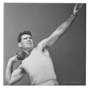 Mann, der Shotput wirft Fliese