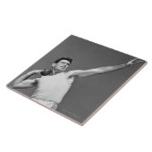 Mann, der Shotput wirft Fliese (Seite)