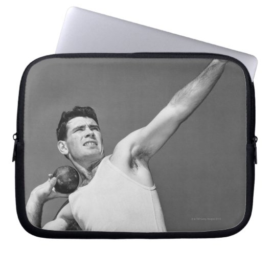 Mann, der Shotput wirft Laptopschutzhülle (Vorderseite)