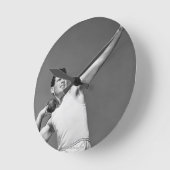 Mann, der Shotput wirft Runde Wanduhr (Winkel)