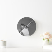 Mann, der Shotput wirft Runde Wanduhr (Zuhause)