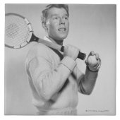 Mann, der Tennis-Schläger hält Fliese (Vorderseite)