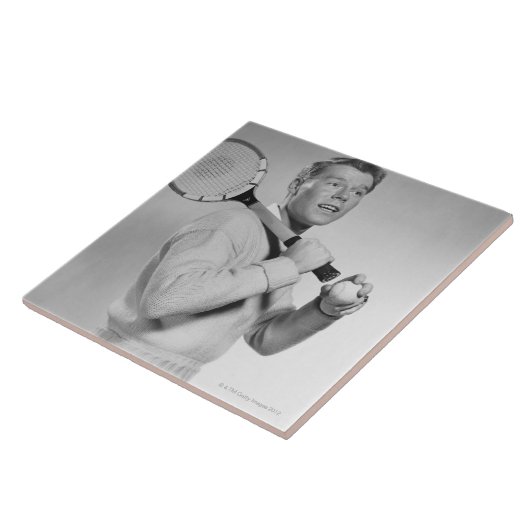 Mann, der Tennis-Schläger hält Fliese (Seite)