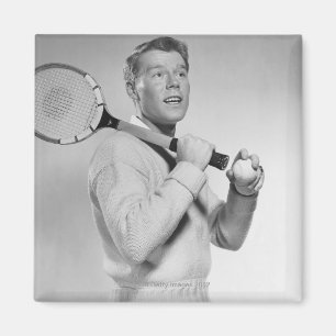 Mann, der Tennis-Schläger hält Magnet