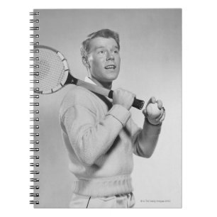 Mann, der Tennis-Schläger hält Notizblock