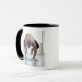 Mann, der Training auf Yogamatte tut Tasse (Vorderseite Links)
