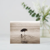 Mann, der unter einem Regenschirm im Toten Meer li Postkarte (Stehend Vorderseite)