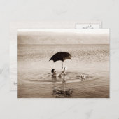 Mann, der unter einem Regenschirm im Toten Meer li Postkarte (Vorne/Hinten)