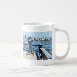 Mann, der von Hoboken Pier fliegt Kaffeetasse