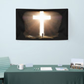 Mann, der zu glühendem Christlichen Kreuz Jesu füh Banner (Messeveranstaltung)