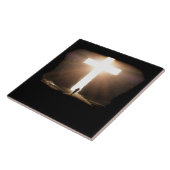 Mann, der zu glühendem Christlichen Kreuz Jesu füh Fliese (Seite)