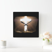 Mann, der zu glühendem Christlichen Kreuz Jesu füh Quadratische Wanduhr (Zuhause)