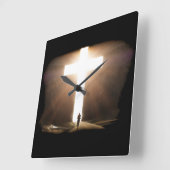Mann, der zu glühendem Christlichen Kreuz Jesu füh Quadratische Wanduhr (Winkel)