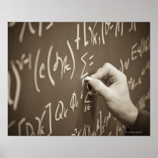 Mann druckt Mathematik Gleichungen auf einer Tafel Poster