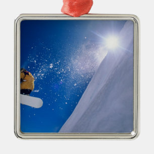 Mann fliegt auf einem Snowboard durch die Luft mit Ornament Aus Metall