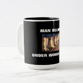 MANN GEHÖRT UNTER DEN FÜSSEN DER FRAU! ZWEIFARBIGE TASSE (Vorderseite Links)