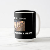 MANN GEHÖRT UNTER DEN FÜSSEN DER FRAU! ZWEIFARBIGE TASSE (VorderseiteRechts)