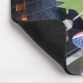 Mann grillt Burger und Hot Dogs Mousepad (Ecke)