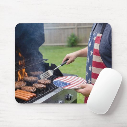 Mann grillt Burger und Hot Dogs Mousepad (Mit Mouse)