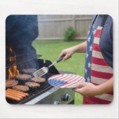 Mann grillt Burger und Hot Dogs Mousepad (Vorne)