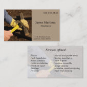 Mann hämmert hölzernes Stück Visitenkarte (Vorne/Hinten)