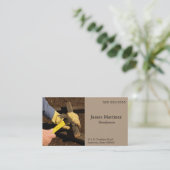 Mann hämmert hölzernes Stück Visitenkarte (Stehend Vorderseite)