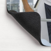 Mann helft Frau mit Gewichtsheben Mousepad (Ecke)