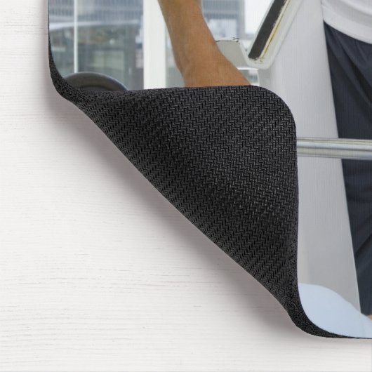 Mann helft Frau mit Gewichtsheben Mousepad (Ecke)