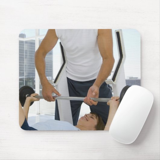 Mann helft Frau mit Gewichtsheben Mousepad (Mit Mouse)