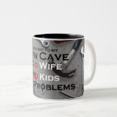Mann-Höhlen-Tasse Zweifarbige Tasse (VorderseiteRechts)