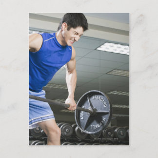 Mann im Fitnessstudio, große Barbarei hochheben, f Postkarte