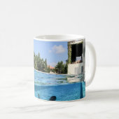 Mann im Schwimmbad am Morgen Kaffeetasse (VorderseiteRechts)