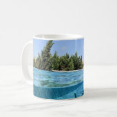 Mann im Schwimmbad am Morgen Kaffeetasse (Vorderseite Links)