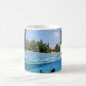 Mann im Schwimmbad am Morgen Kaffeetasse (Mittel)