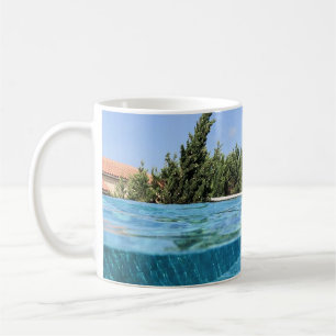 Mann im Schwimmbad am Morgen Kaffeetasse