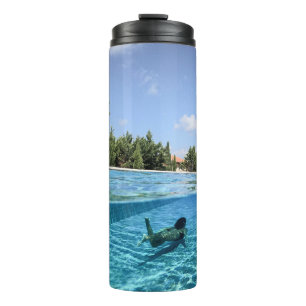 Mann im Schwimmbad am Morgen Thermosbecher