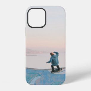 Mann in Blau beim Skateboardfahren auf einer Mauer iPhone 12 Hülle