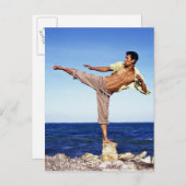 Mann in der Kampfkunst kickend Position, am Strand Postkarte (Vorne/Hinten)