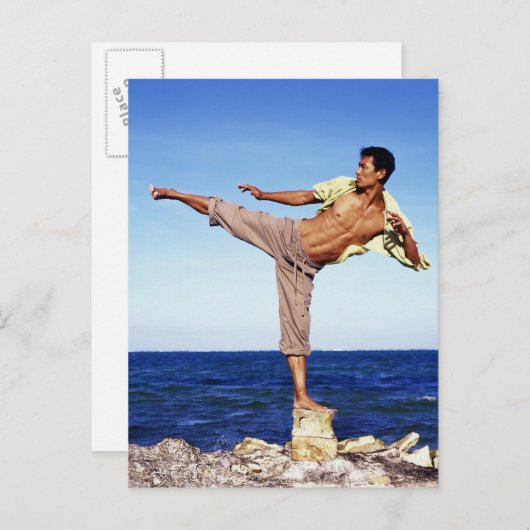 Mann in der Kampfkunst kickend Position, am Strand Postkarte (Vorne/Hinten)