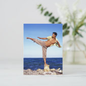 Mann in der Kampfkunst kickend Position, am Strand Postkarte (Stehend Vorderseite)