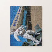 Mann in der Raumskulptur Puzzle (Vertikal)