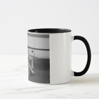 Mann in einem Einsteigeloch Tasse